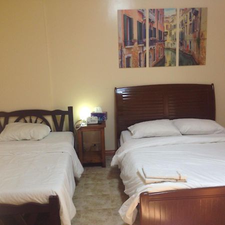 Makati Suites At Travelers Inn Makati City Екстер'єр фото