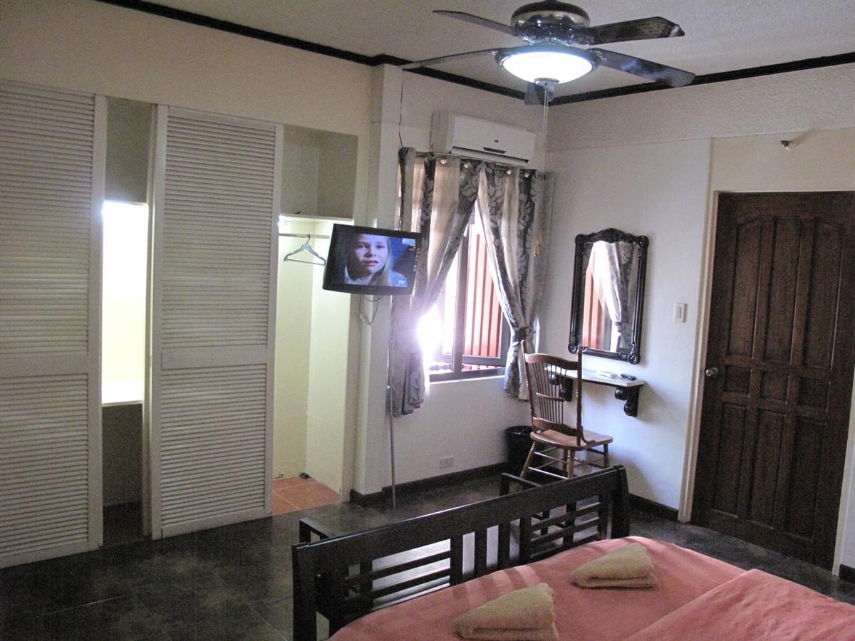 Makati Suites At Travelers Inn Makati City Екстер'єр фото