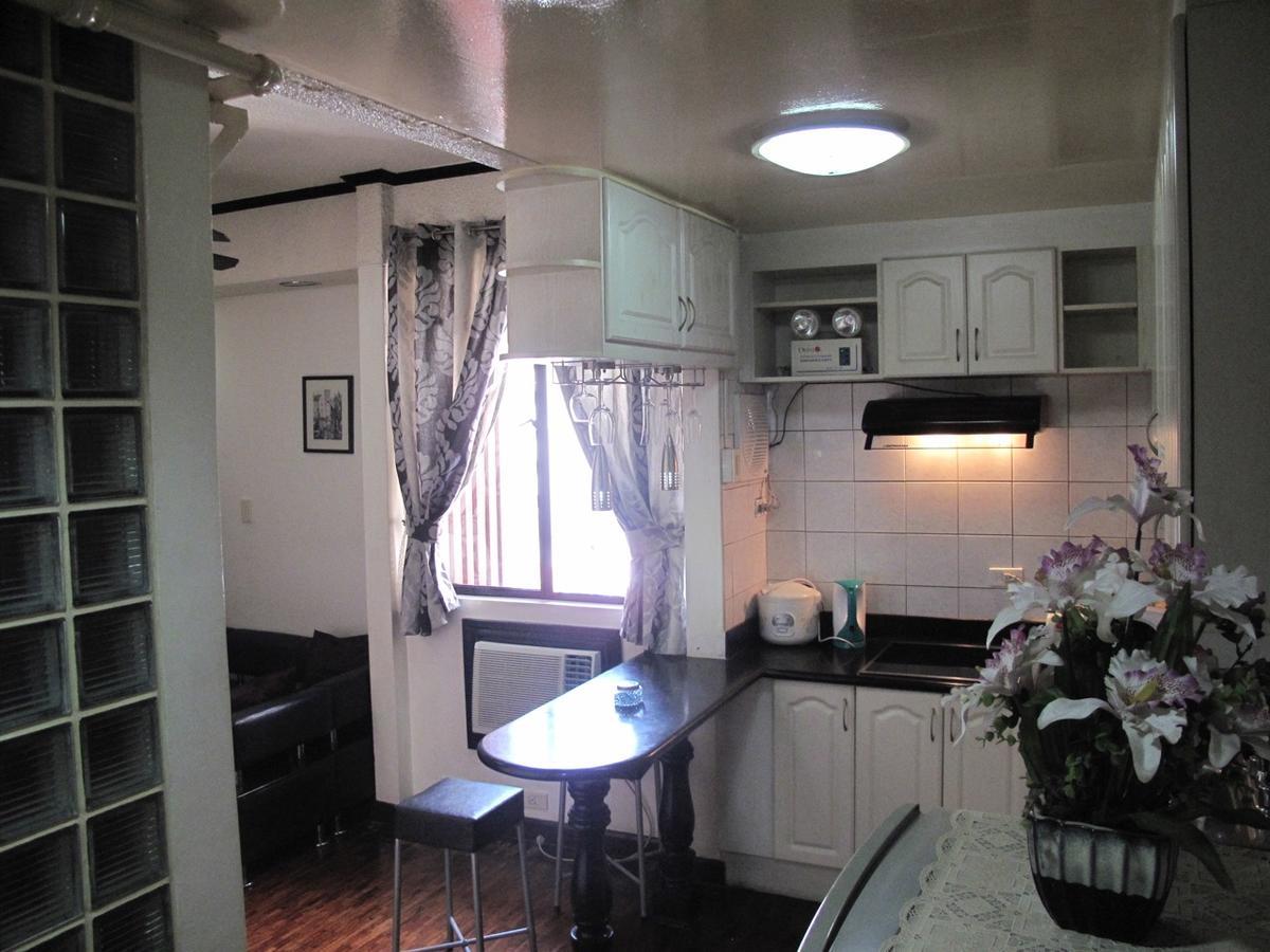 Makati Suites At Travelers Inn Makati City Екстер'єр фото