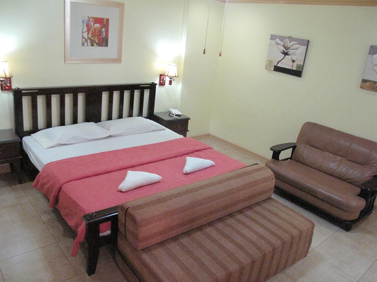 Makati Suites At Travelers Inn Makati City Екстер'єр фото
