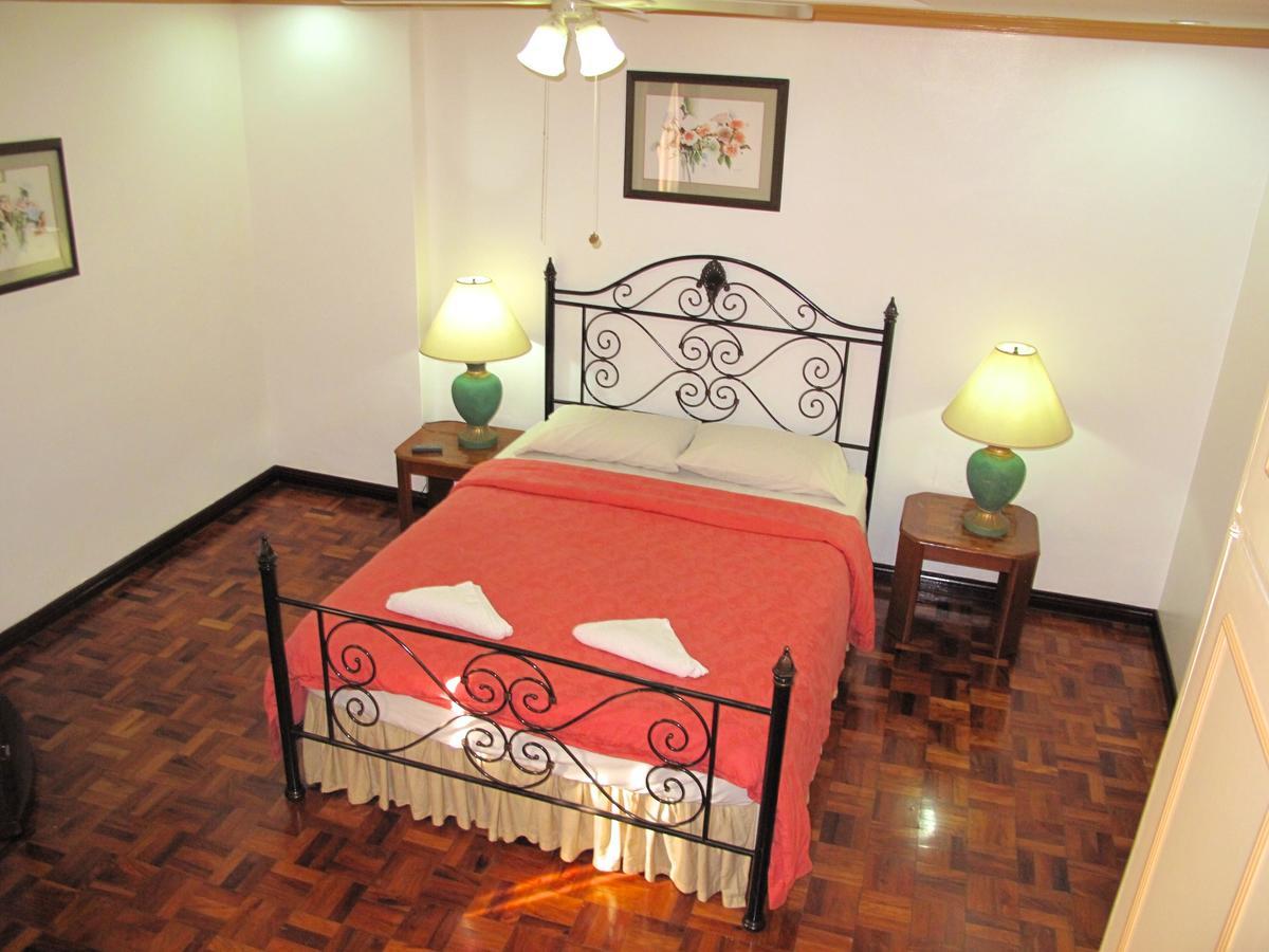 Makati Suites At Travelers Inn Makati City Екстер'єр фото