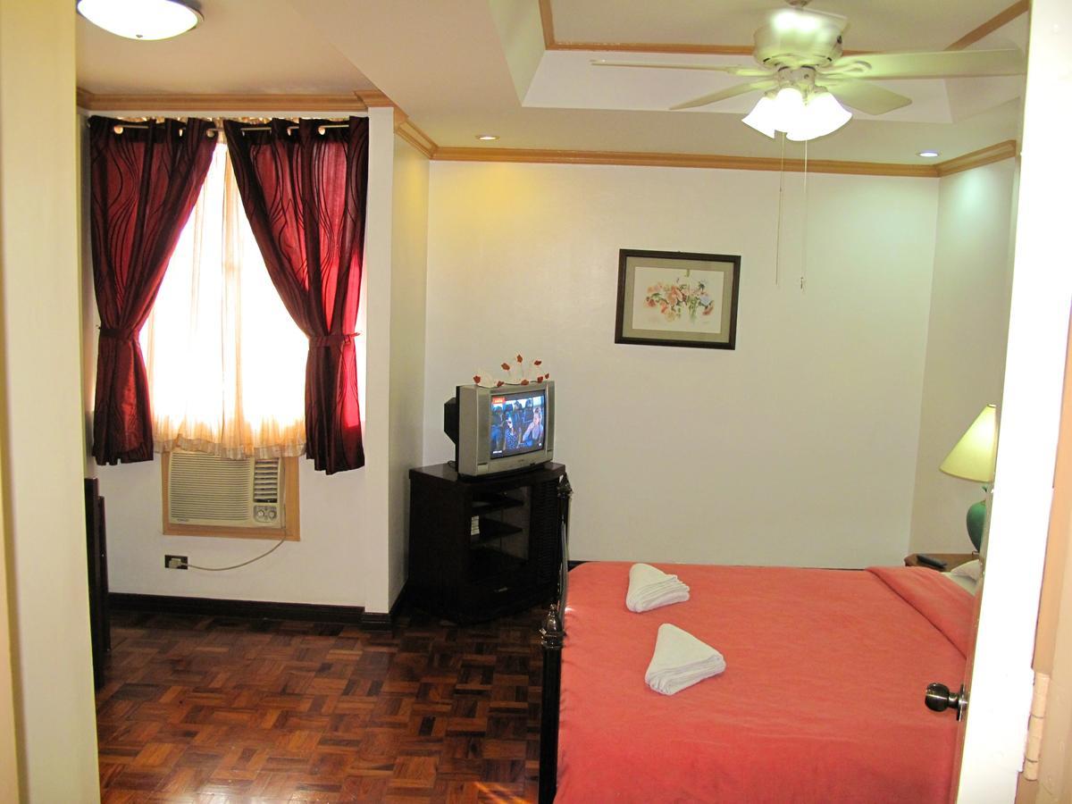 Makati Suites At Travelers Inn Makati City Екстер'єр фото