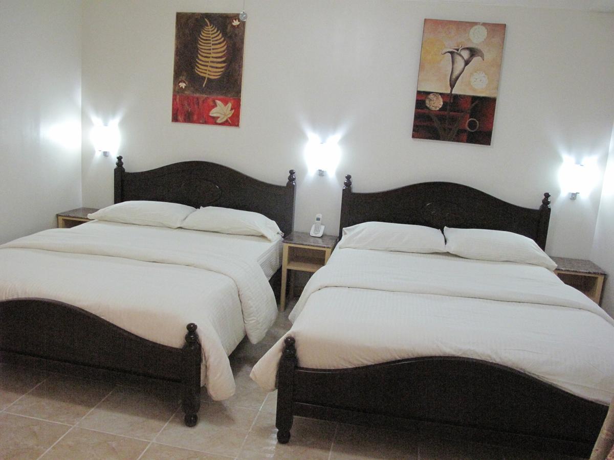 Makati Suites At Travelers Inn Makati City Екстер'єр фото