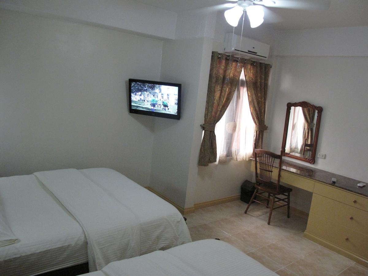Makati Suites At Travelers Inn Makati City Екстер'єр фото