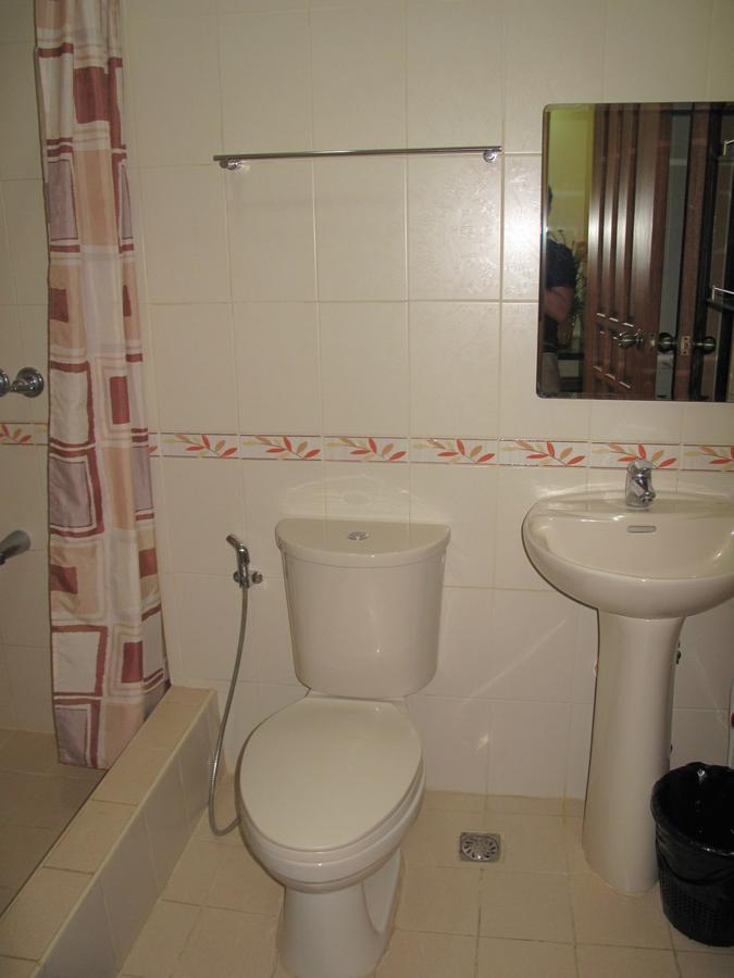 Makati Suites At Travelers Inn Makati City Екстер'єр фото