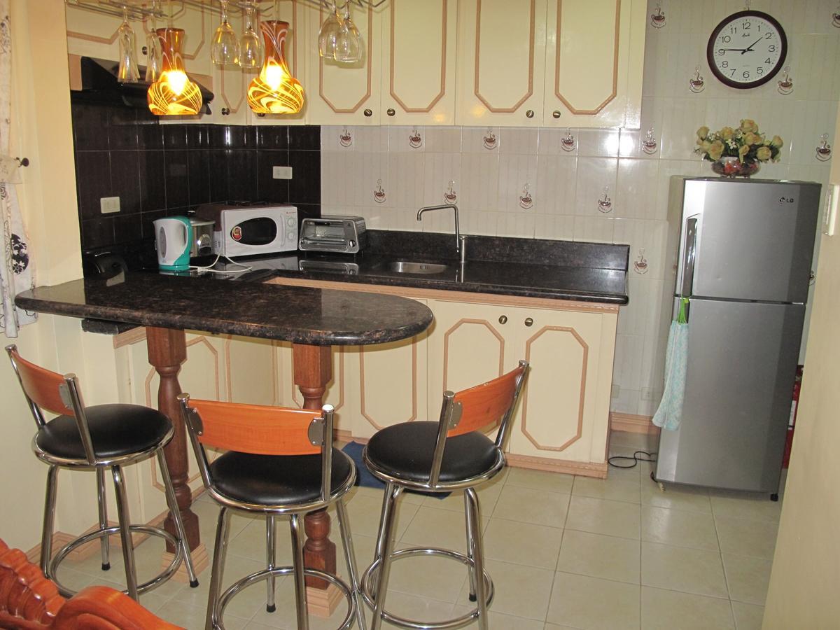 Makati Suites At Travelers Inn Makati City Екстер'єр фото