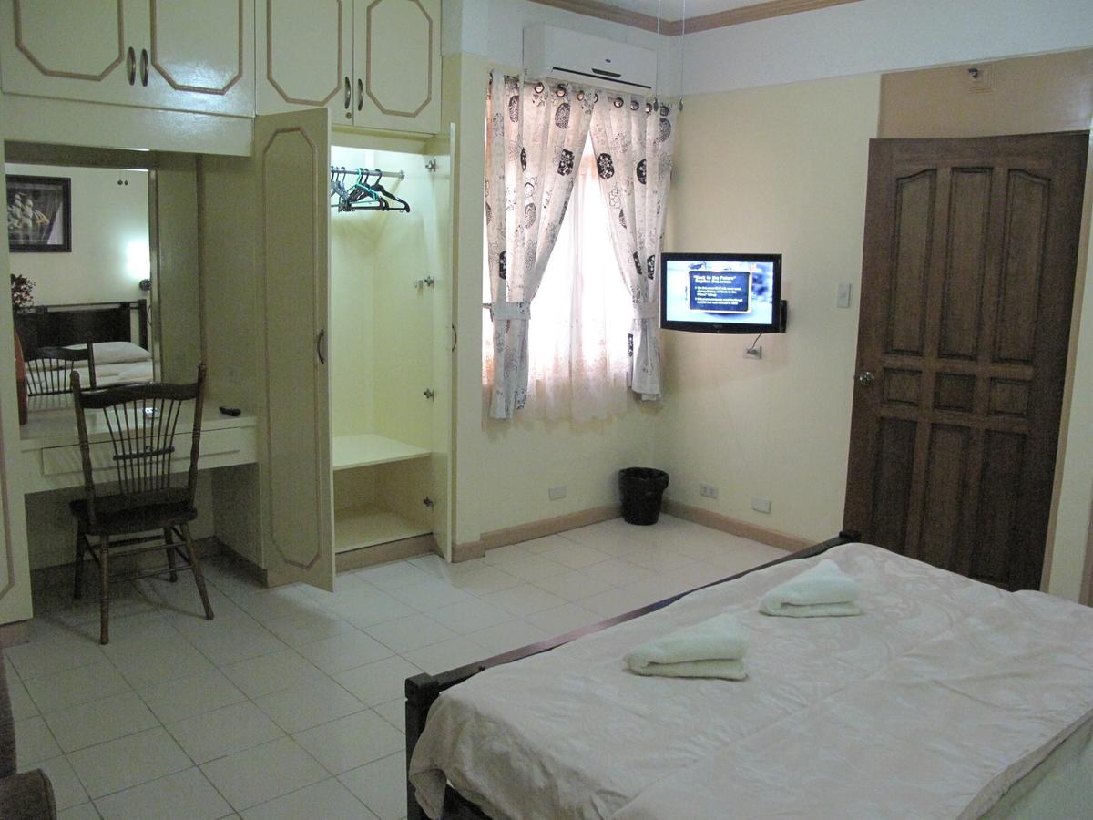 Makati Suites At Travelers Inn Makati City Екстер'єр фото