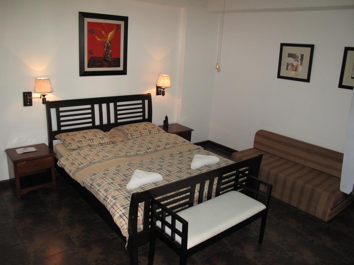 Makati Suites At Travelers Inn Makati City Екстер'єр фото