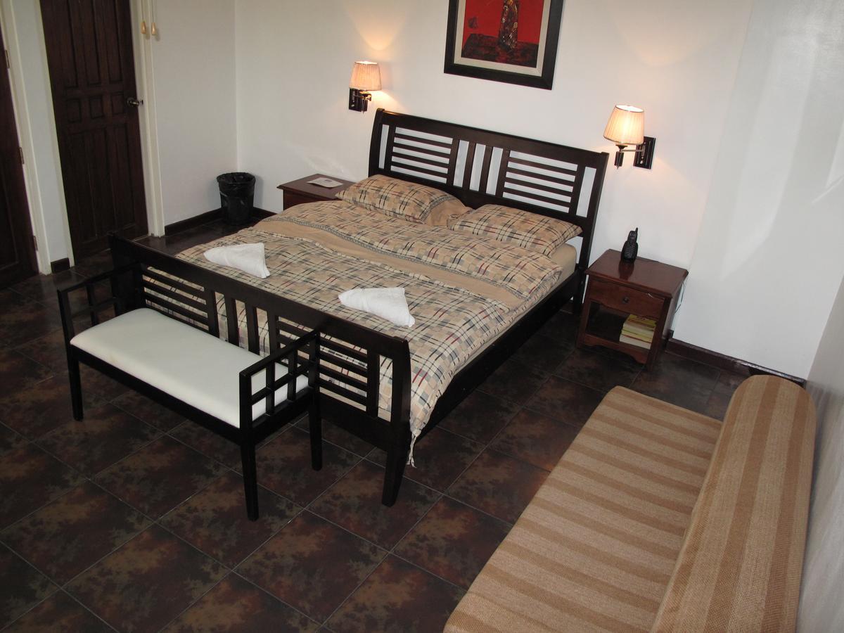 Makati Suites At Travelers Inn Makati City Екстер'єр фото