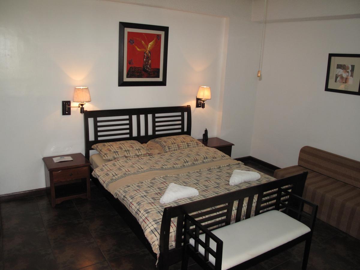 Makati Suites At Travelers Inn Makati City Екстер'єр фото